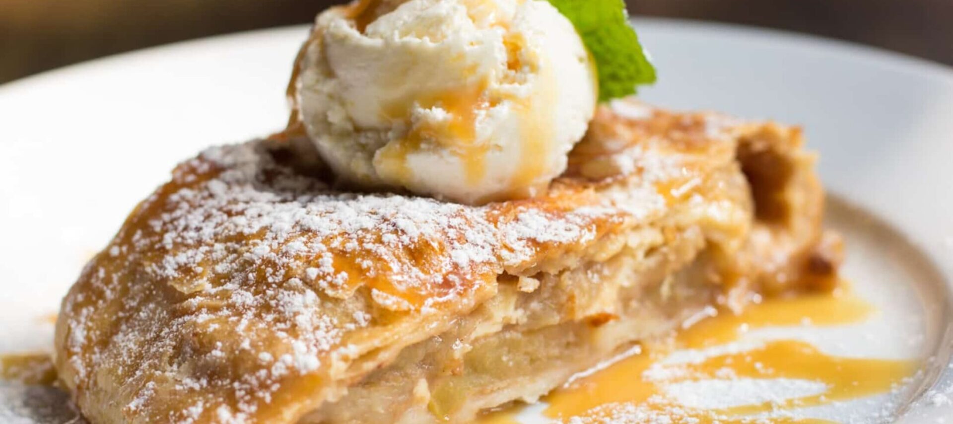 Apfelstrudel mit Eis